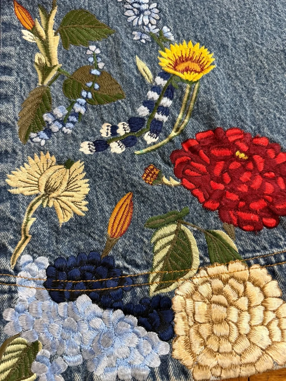 Alice + Olivia
BEAUTIFUL EMBROIDERED JEAN - Picture 13 of 16